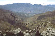 Dieses (am Folgetag aufgenommene) Bild zeigt fast den ganzen Weg von Los Nevados (hinter dem Hhenzug oberes Drittel mitte) nach Loma Redonde, (hinter dem Betrachter)